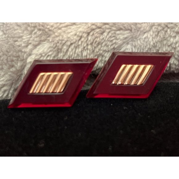 Vintage marked Hickok Red Lucite and Gold-tone Cufflinks - Picture 5 of 5